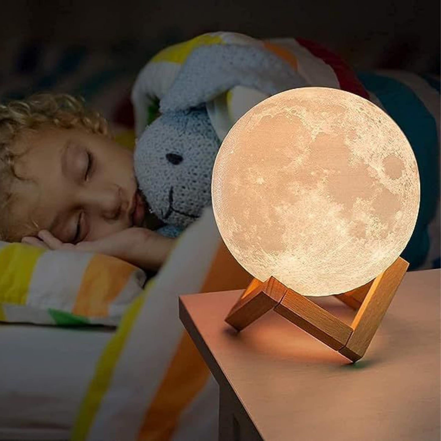 Decoración moderna con lámpara luna iluminando un espacio de trabajo o lectura.