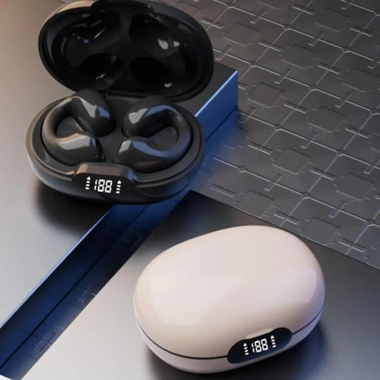 Auriculares Bluetooth open‑ear negros sobre oreja mostrando diseño abierto