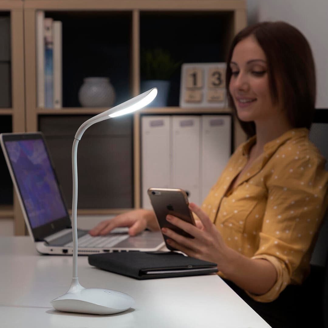 Lámpara LED recargable funcionando como luz de emergencia durante un apagón