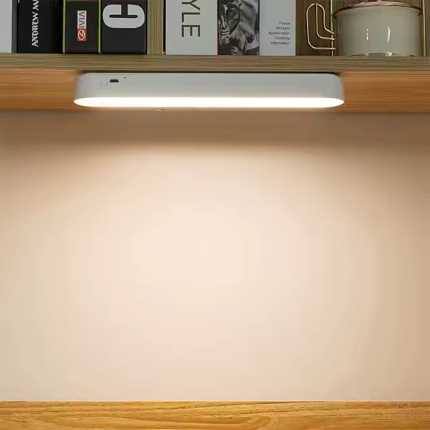 Barra LED colocada sobre escritorio, ofreciendo iluminación direccional sin cables ni instalación.