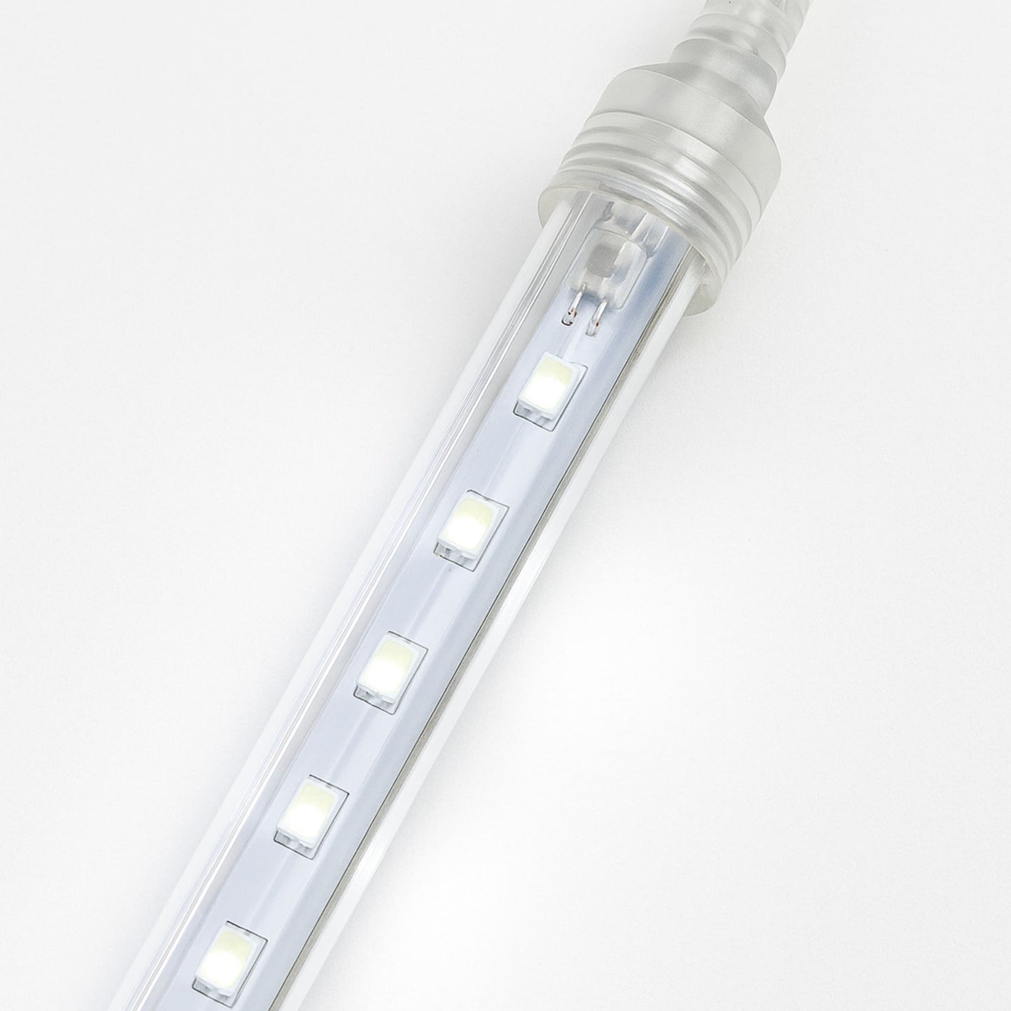 Vista cercana del tubo de luz de la guirnalda LED cascada mostrando su diseño duradero y elegante.