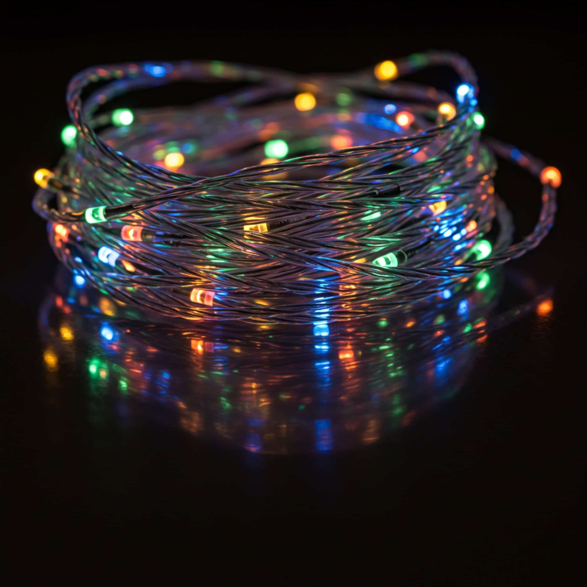  Guirnalda LED multicolor encendida en la oscuridad, con efecto de luz vibrante reflejada.
