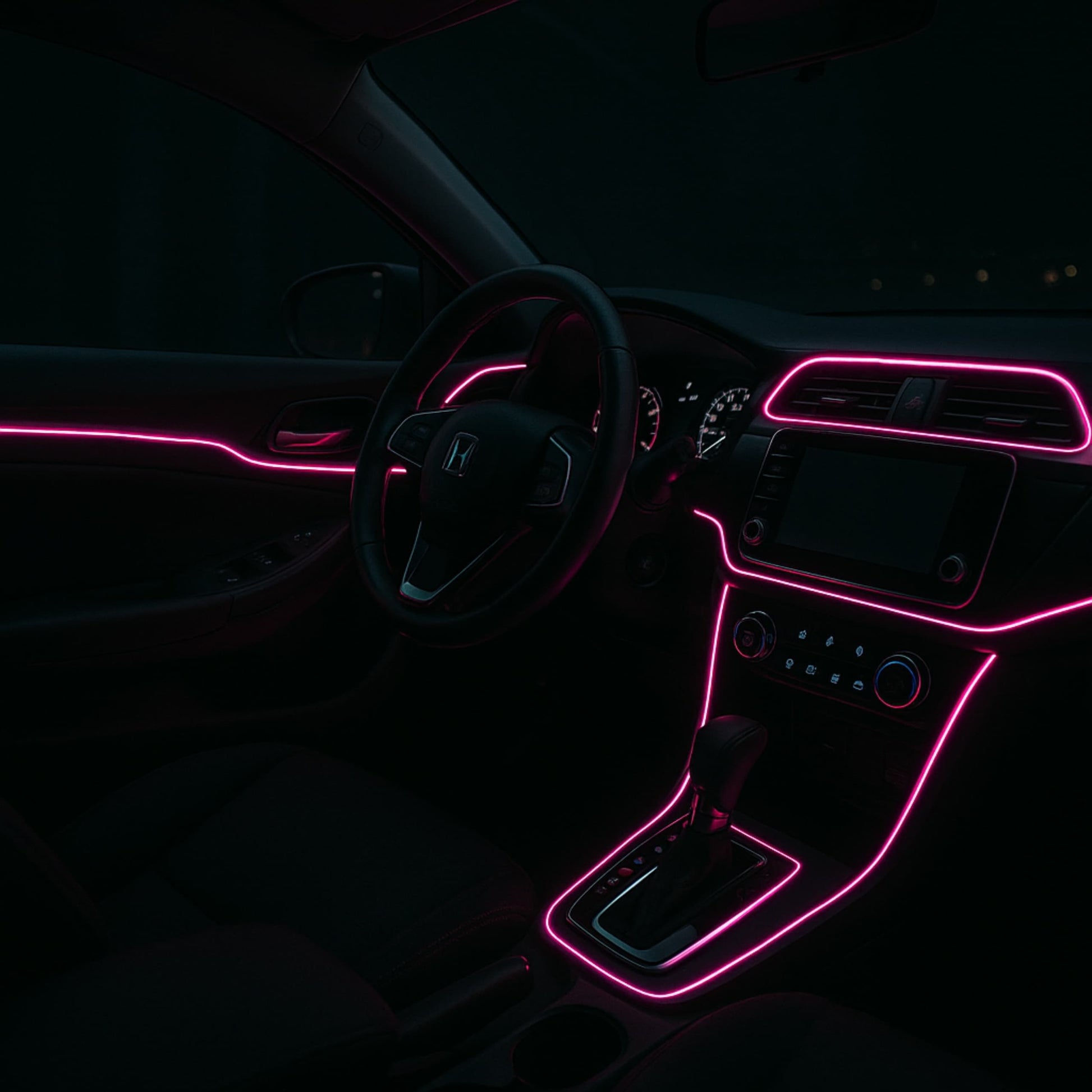 Cable neón rosa iluminando interior de coche para una atmósfera moderna y original.
