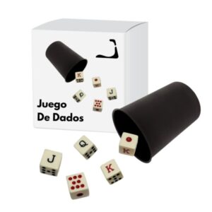 Juego de dados con cubilete y cinco dados clásicos sobre fondo blanco