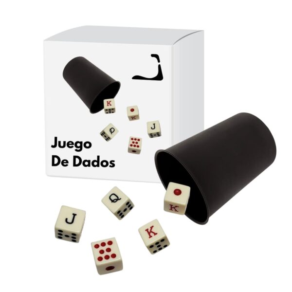 Juego de dados con cubilete y cinco dados clásicos sobre fondo blanco