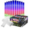 Palos de espuma LED Mega Espuma 50 para fiestas y eventos masivos presentados sobre fondo blanco
