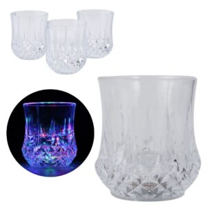 Vasos LED luminosos multicolor con luces integradas, presentados sobre fondo blanco