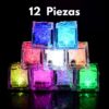 Contenido del paquete y uso de los Cubitos de Hielo LED Paquete de cubitos de hielo LED con varias unidades encendidas dentro de vasos y copas con bebidas