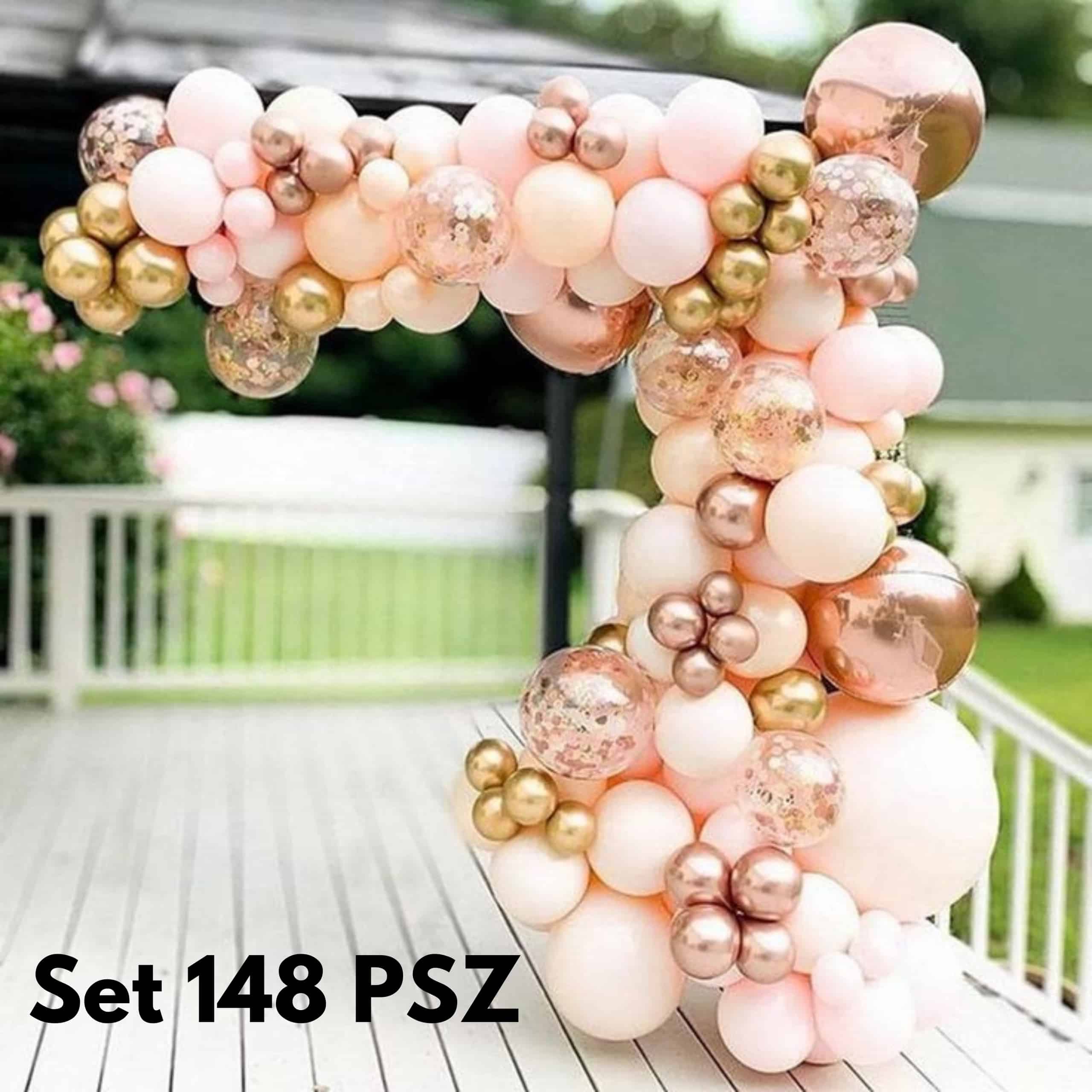Decoración con globos oro rosa y dorado instalada en un jardín durante una celebración al aire libre