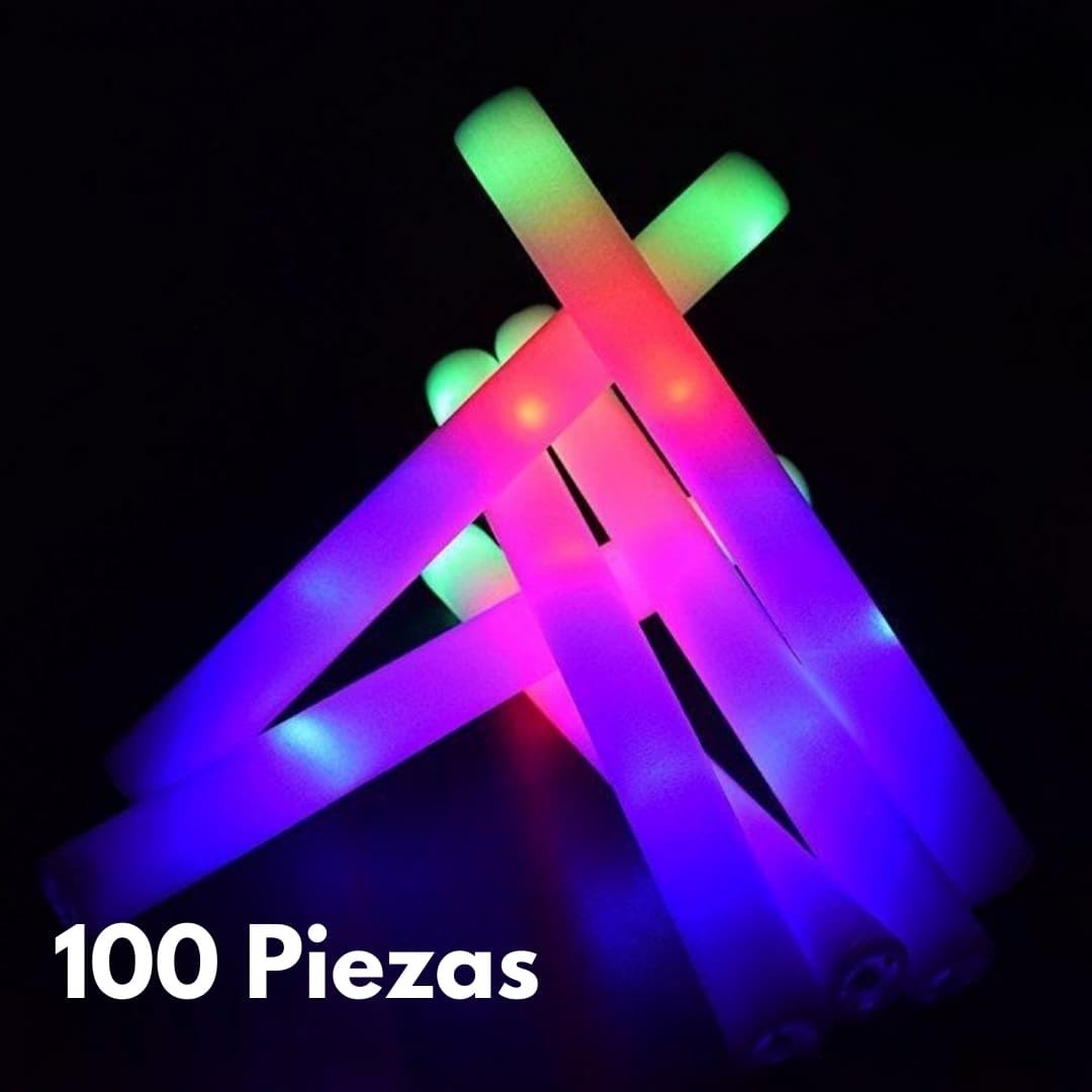 Foam Master 100 Ultra Encendidos – Palos LED Multicolor Palos de espuma LED Foam Master 100 Ultra encendidos mostrando luces multicolor brillantes en la oscuridad