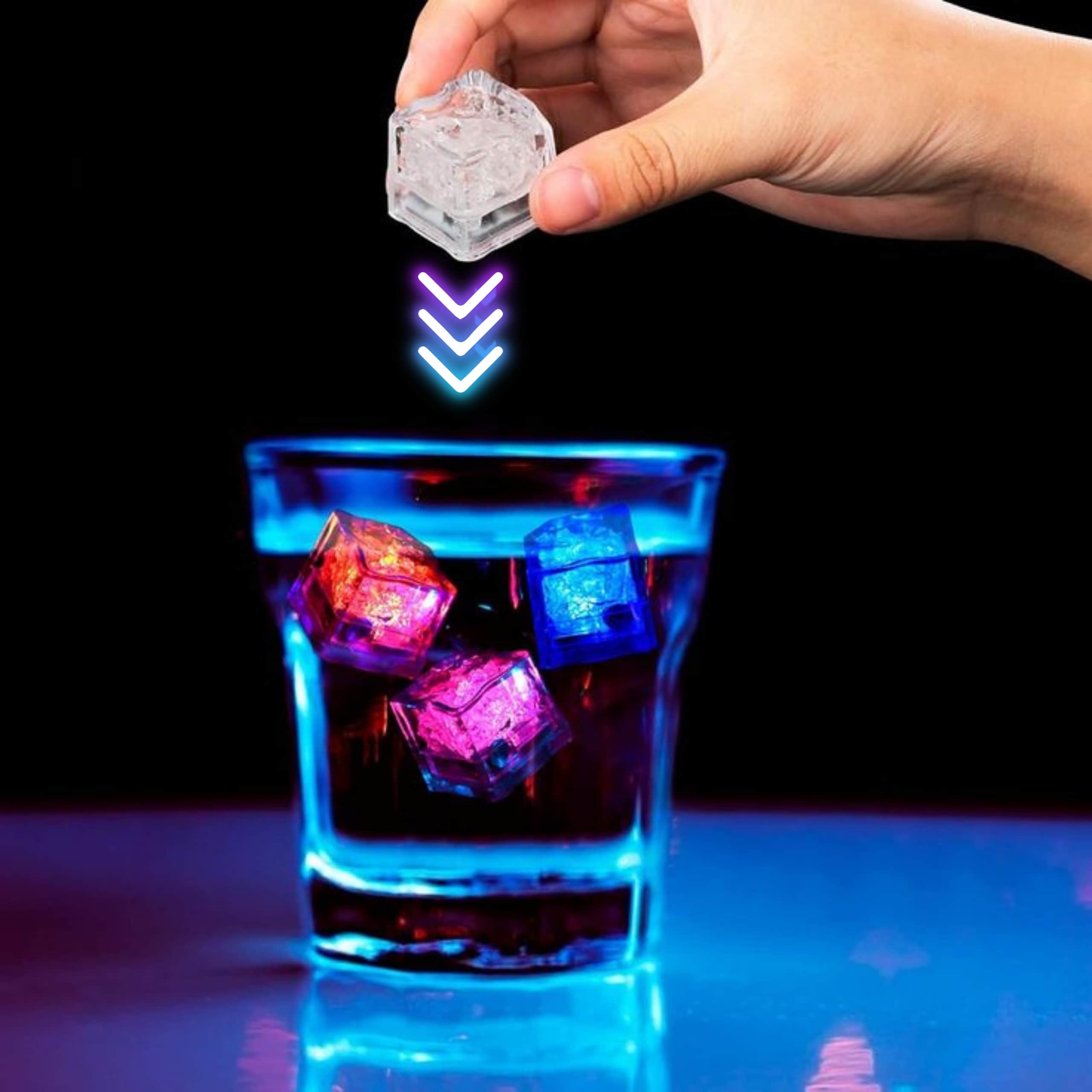 Cubito de Hielo LED en uso dentro de un vaso Cubito de hielo LED encendido dentro de un vaso con bebida mostrando su brillo multicolor