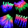 Cincuenta palos de espuma LED Mega Espuma 50 encendidos mostrando una combinación de luces multicolor brillantes