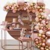 Decoración de cumpleaños con globos oro rosa y dorado creando un ambiente festivo y elegante