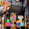 Camarero usando Cubitos de Hielo LED en barra de bar Camarero sirviendo bebidas en una barra utilizando cubitos de hielo LED luminosos multicolor