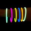 Mano con pulseras luminosas Glow Elite multicolor Mano con pulseras luminosas Glow Elite encendidas mostrando colores brillantes en ambiente nocturno