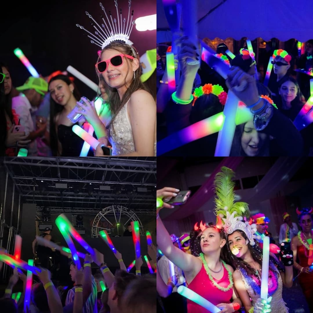 Jóvenes disfrutando en una fiesta nocturna con palos de espuma LED encendidos en varios colores