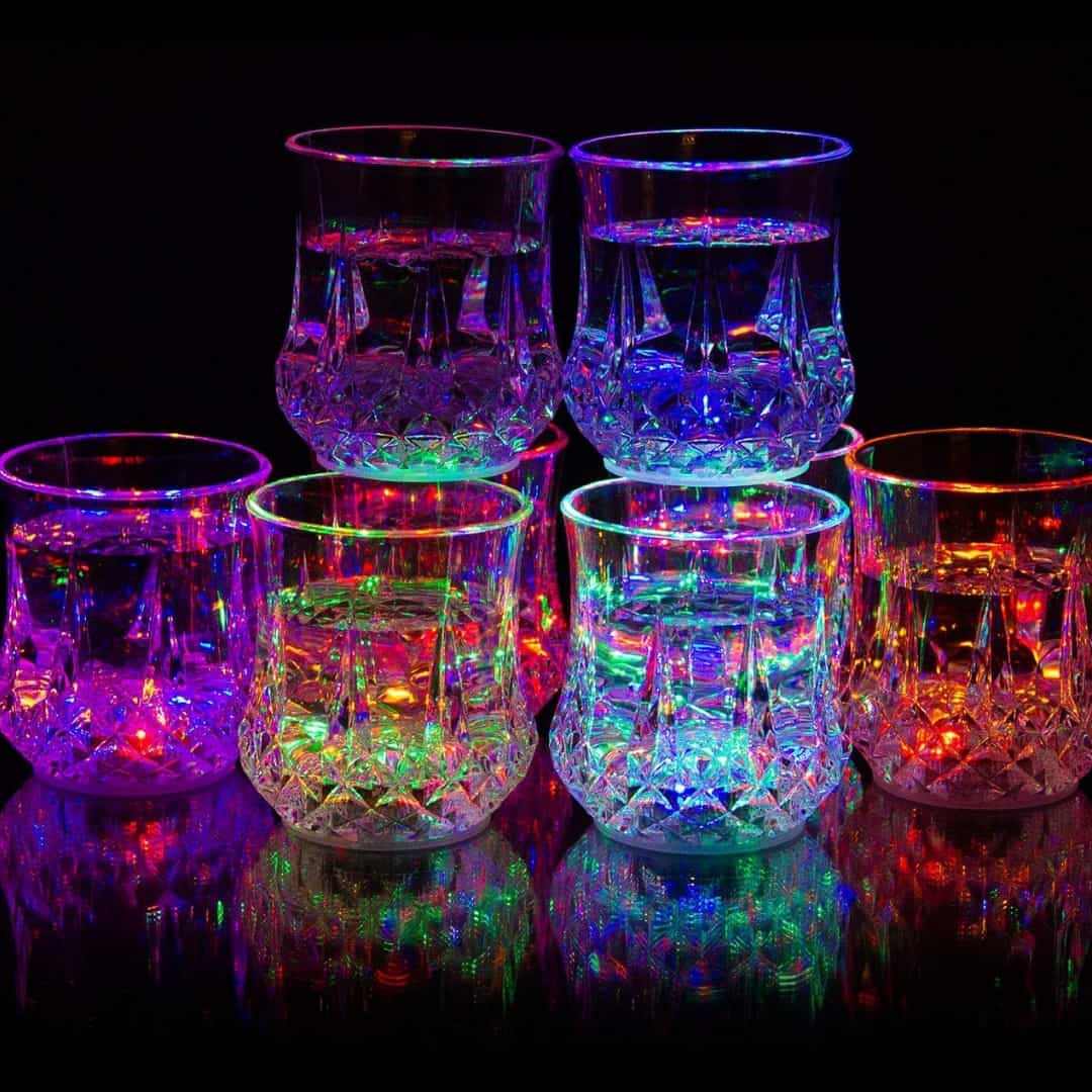 Doce vasos LED luminosos encendidos mostrando una amplia gama de colores brillantes en la oscuridad