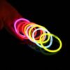 Pulseras Lumi Flex sobre mesa iluminada en fiesta nocturna Pulseras fluorescentes Lumi Flex encendidas sobre una mesa en ambiente nocturno durante una fiesta