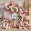 Decoración de boda con globos oro rosa y dorado combinados con flores y tonos blancos