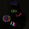 Chica usando barras luminosas Lumina Pro encendidas en brazos y cuello durante una fiesta nocturna