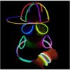 Chico usando pulseras luminosas Opti Glow como brazaletes, collares y accesorios fluorescentes en evento nocturno