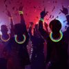 Pulseras fluorescentes Lumi Flex en uso durante fiesta y celebración Personas disfrutando en una fiesta con pulseras fluorescentes Lumi Flex multicolor encendidas