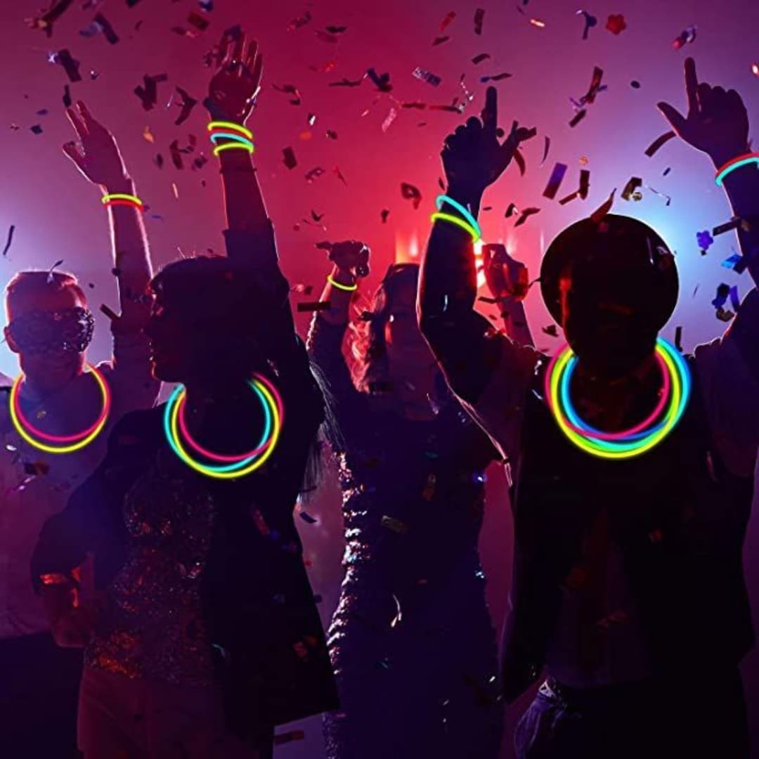 Pulseras fluorescentes Lumi Flex en uso durante fiesta y celebración Personas disfrutando en una fiesta con pulseras fluorescentes Lumi Flex multicolor encendidas