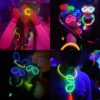 Varias personas usando barras luminosas Lumina Pro en distintos eventos, conciertos y fiestas nocturnas