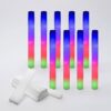 palos de espuma LED multicolor para fiestas presentado sobre fondo blanco
