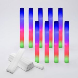 palos de espuma LED multicolor para fiestas presentado sobre fondo blanco