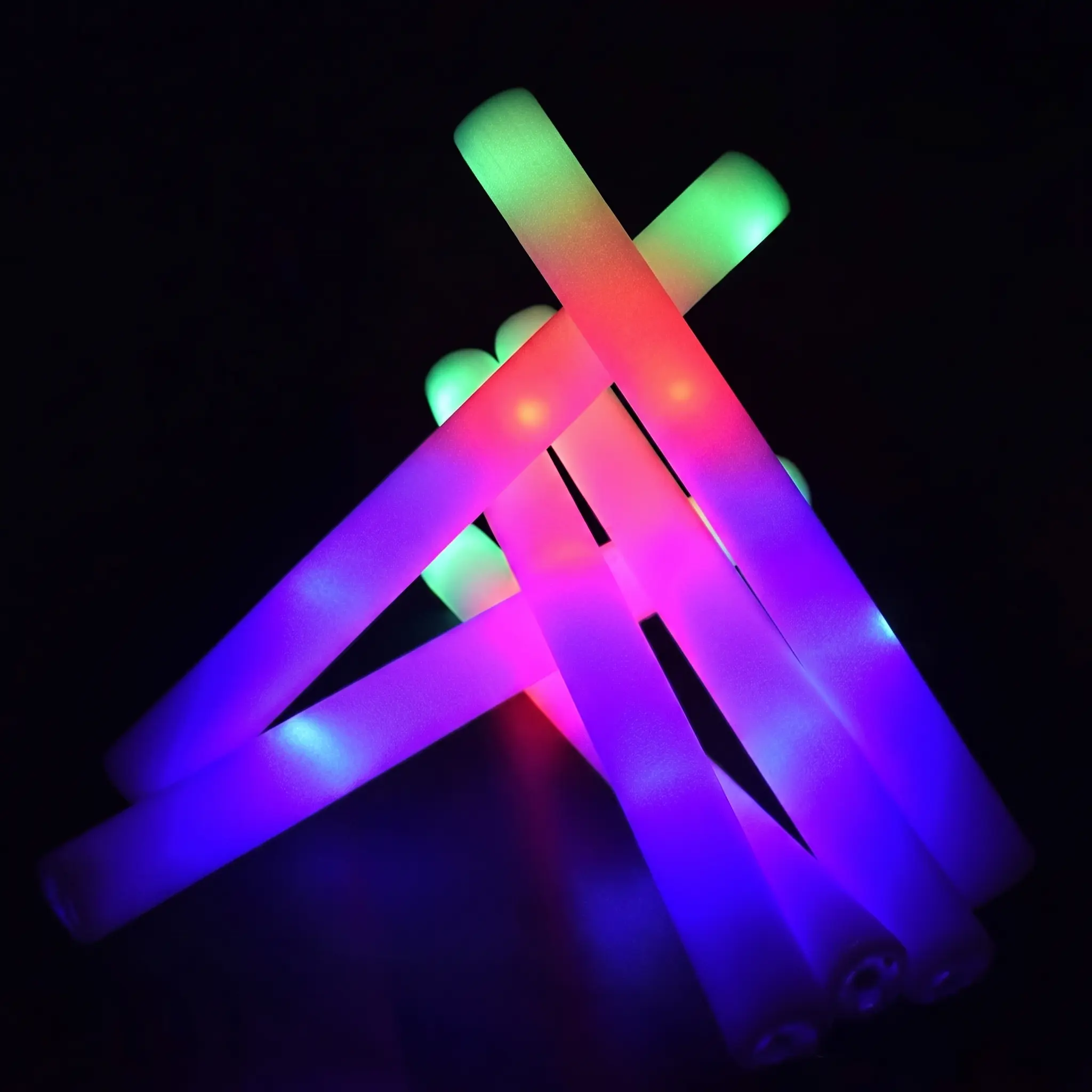 Palos de espuma LED Foam Master 100 Ultra encendidos mostrando luces multicolor brillantes en la oscuridad