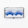 Pack de Pestañas Azul Eléctrico Un par de pestañas postizas tupidas de color azul eléctrico presentadas en un estuche transparente con base blanca sobre fondo blanco