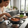 Mujer cocinando una salsa roja en un cazo de 20 cm BRA EFFE sobre cocina de gas, mostrando su mango ergonómico.