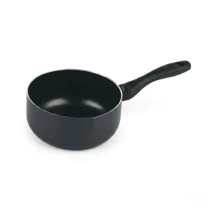 Vista lateral de un cazo de aluminio negro de 18cm con mango ergonómico resistente y diseño ligero para cocina profesional.