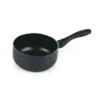Cazo de aluminio profesional 18cm Vista lateral de un cazo de aluminio negro de 18cm con mango ergonómico resistente y diseño ligero para cocina profesional.