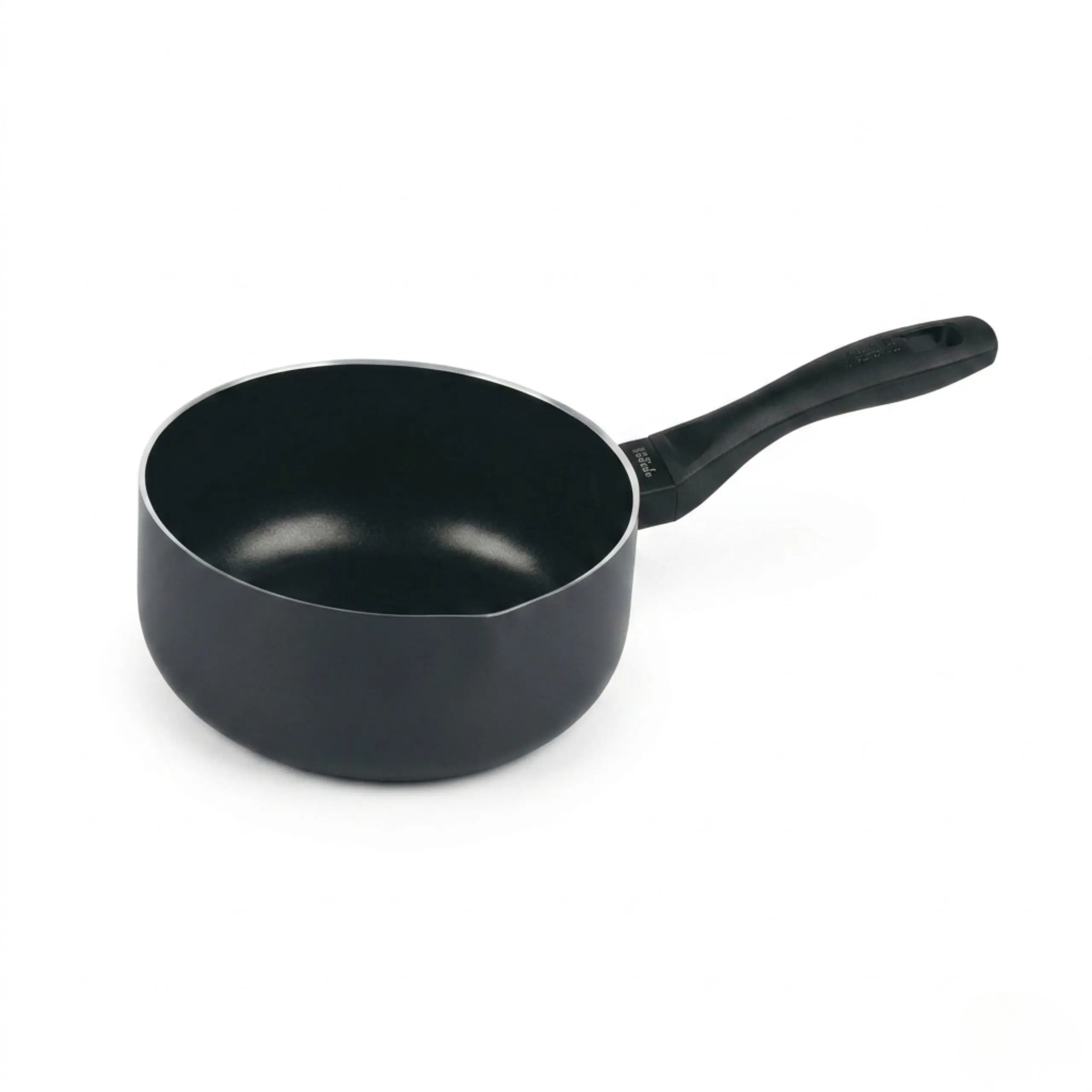 Cazo de aluminio profesional 18cm Vista lateral de un cazo de aluminio negro de 18cm con mango ergonómico resistente y diseño ligero para cocina profesional.