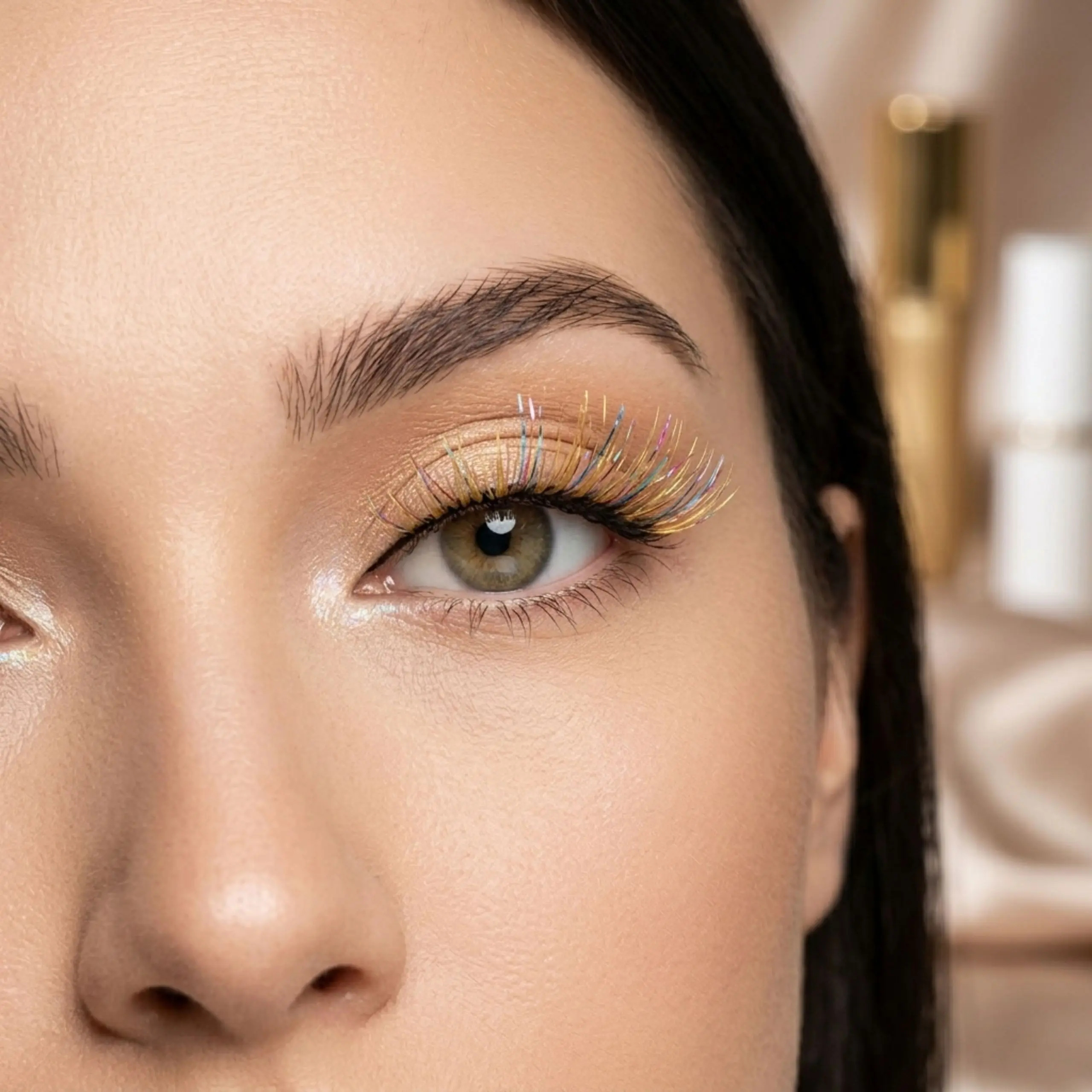 Detalle de Pestañas con Brillo Integrado Primer plano de ojo con pestañas de oropel multicolor que muestran el efecto de brillo intenso sin necesidad de usar purpurina suelta.