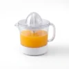 Exprimidor de naranjas eléctrico de color blanco con jarra graduada de 500ml y cono de exprimido universal sobre fondo blanco.