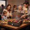 Cocina saludable en casa con grill eléctrico Personas utilizando el grill eléctrico profesional en una cocina para asar carne y verduras, ideal para una alimentación sana.