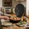 Preparando Pizza Casera Crujiente Persona usando la máquina de pizza EDM en una cocina para hornear una pizza con ingredientes frescos y acabado profesional.