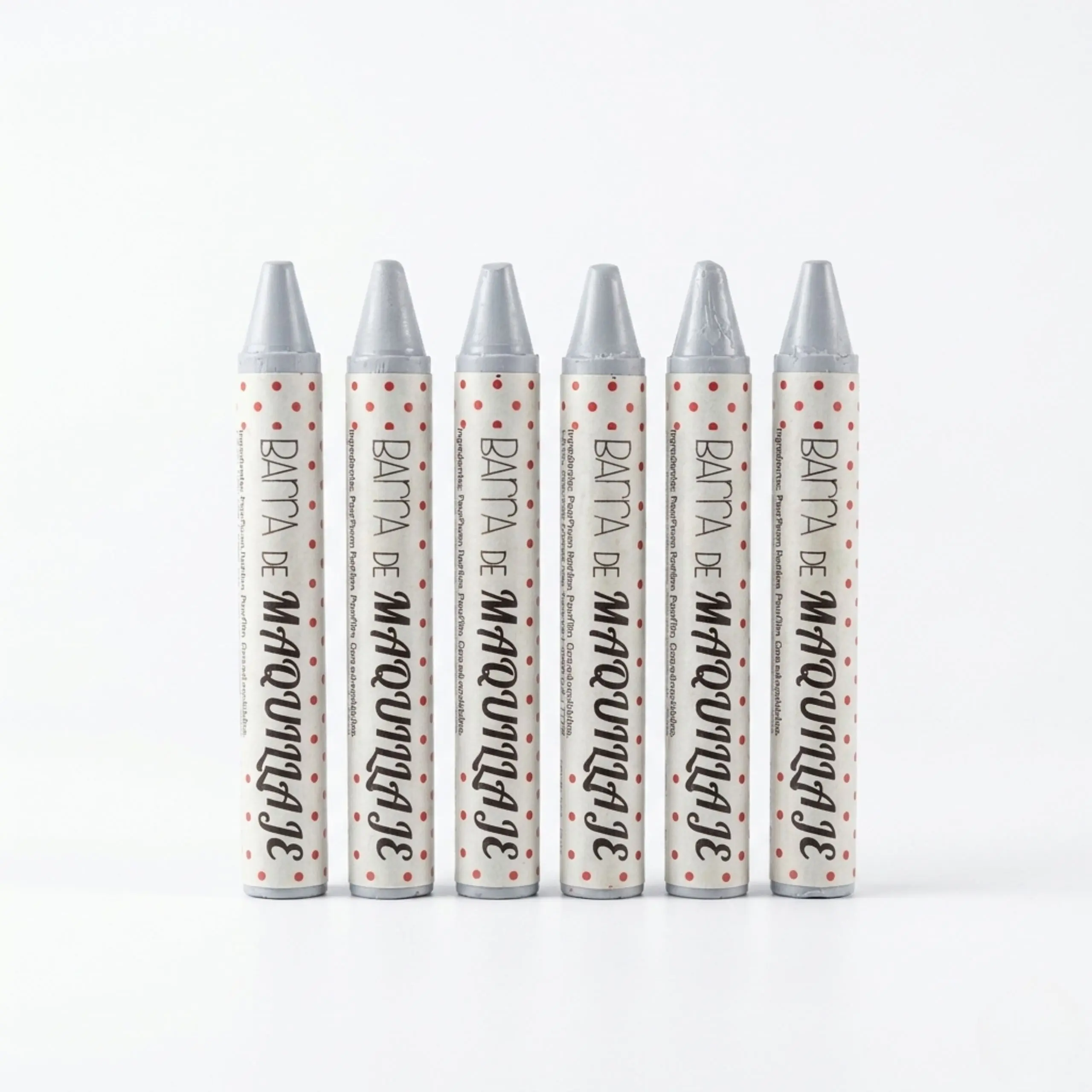 Kit de 6 Crayones de Maquillaje Gris Set de seis barras de maquillaje tipo crayón en tono gris neutro para delineado de ojos y labios de larga duración.
