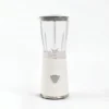 Vita-Blend Pro: Licuadora Individual de 170W Licuadora personal Vita-Blend blanca de 170W con jarra de 0.5 litros y cuchillas de acero inoxidable para smoothies.
