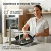 Limpieza de sartén asador bajo el grifo con esponja suave, destacando su facilidad de lavado y resistencia al uso diario.