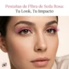 Look Final Pestañas de Seda Rosa Primer plano de ojos con pestañas de fibra de seda rosa aplicadas, mostrando un volumen suave y color vibrante.