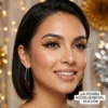 Look de Maquillaje Festivo con Pestañas de Oropel Modelo luciendo un maquillaje profesional para festivales y eventos con pestañas postizas brillantes de colores y delineado negro.