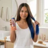 Resultado de Spray Azul en Cabello Oscuro Mujer con pelo largo y liso mostrando mechas azules intensas conseguidas con spray de color lavable en cabello moreno.