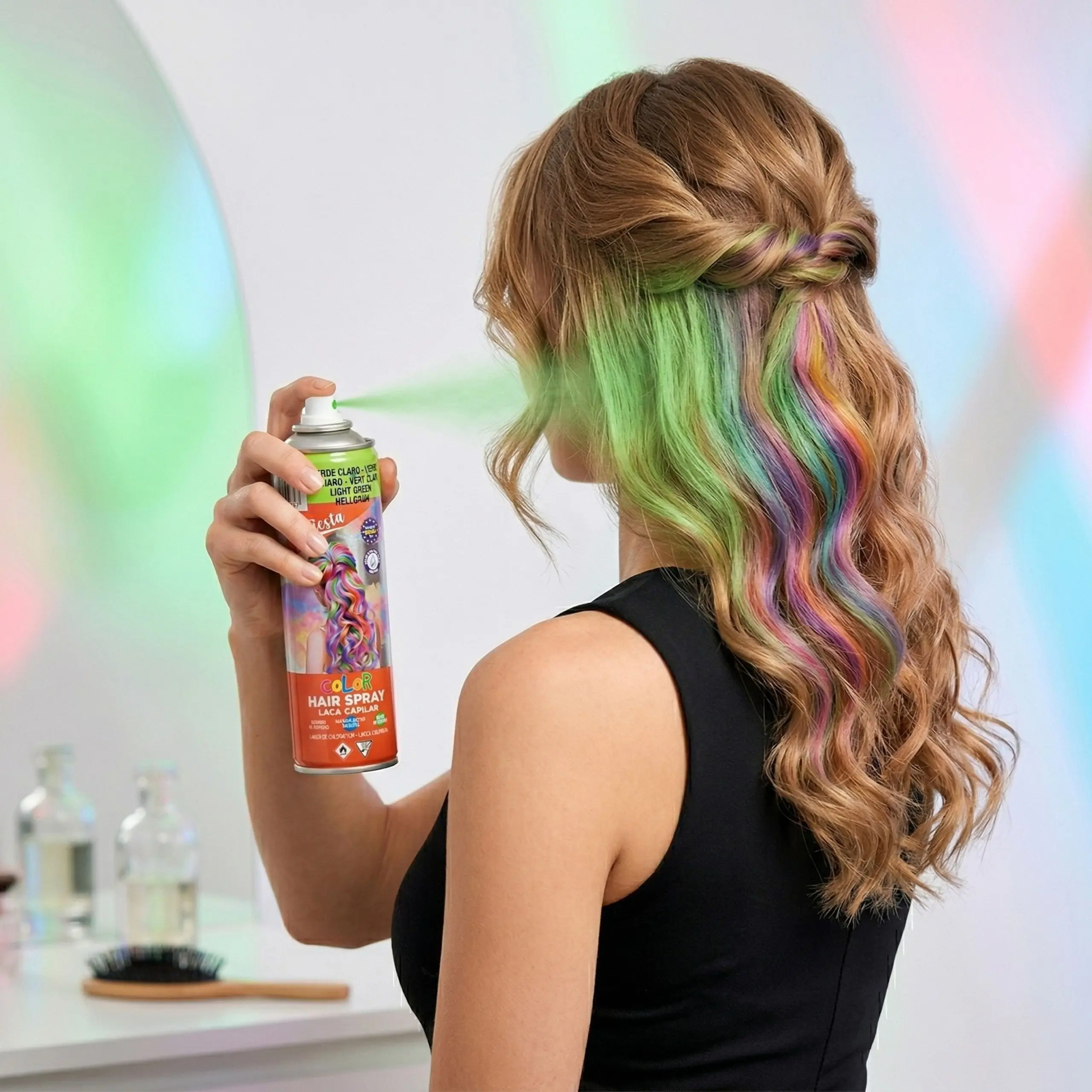 Resultado de Mechas de Colores con Spray Cabello rubio con mechas de colores fantasía rosa, azul y verde aplicadas con spray de tinte temporal.