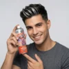 Resultado Spray Plata en Pelo Corto Hombre con mechas plateadas temporales hechas con spray de color, mostrando el acabado brillante en cabello oscuro.
