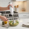 Preparación de Puré de Verduras con Batidora HB03 Batidora de mano ergonómica triturando brócoli y patatas para hacer una crema de verduras suave.