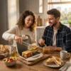 Uso de Sándwichera en el Hogar Pareja preparando sándwiches gourmet crujientes con una sandwichera eléctrica de placas tipo grill en una cocina moderna.